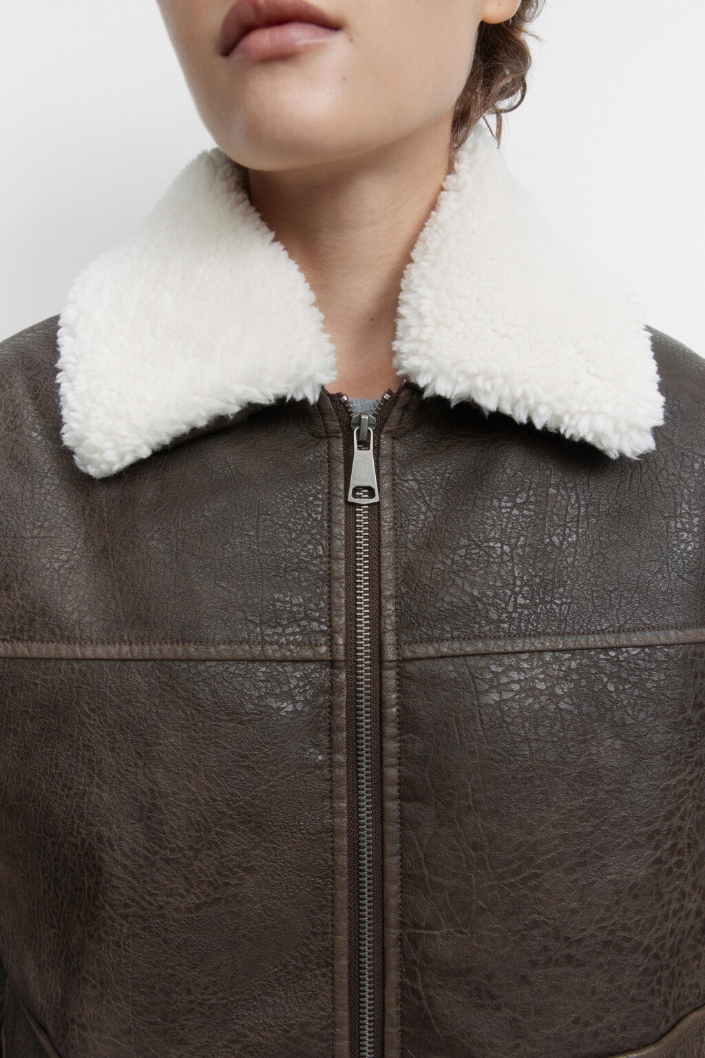 Куртка-бомбер из вареной искусственной кожи - цвет коричневый - 5