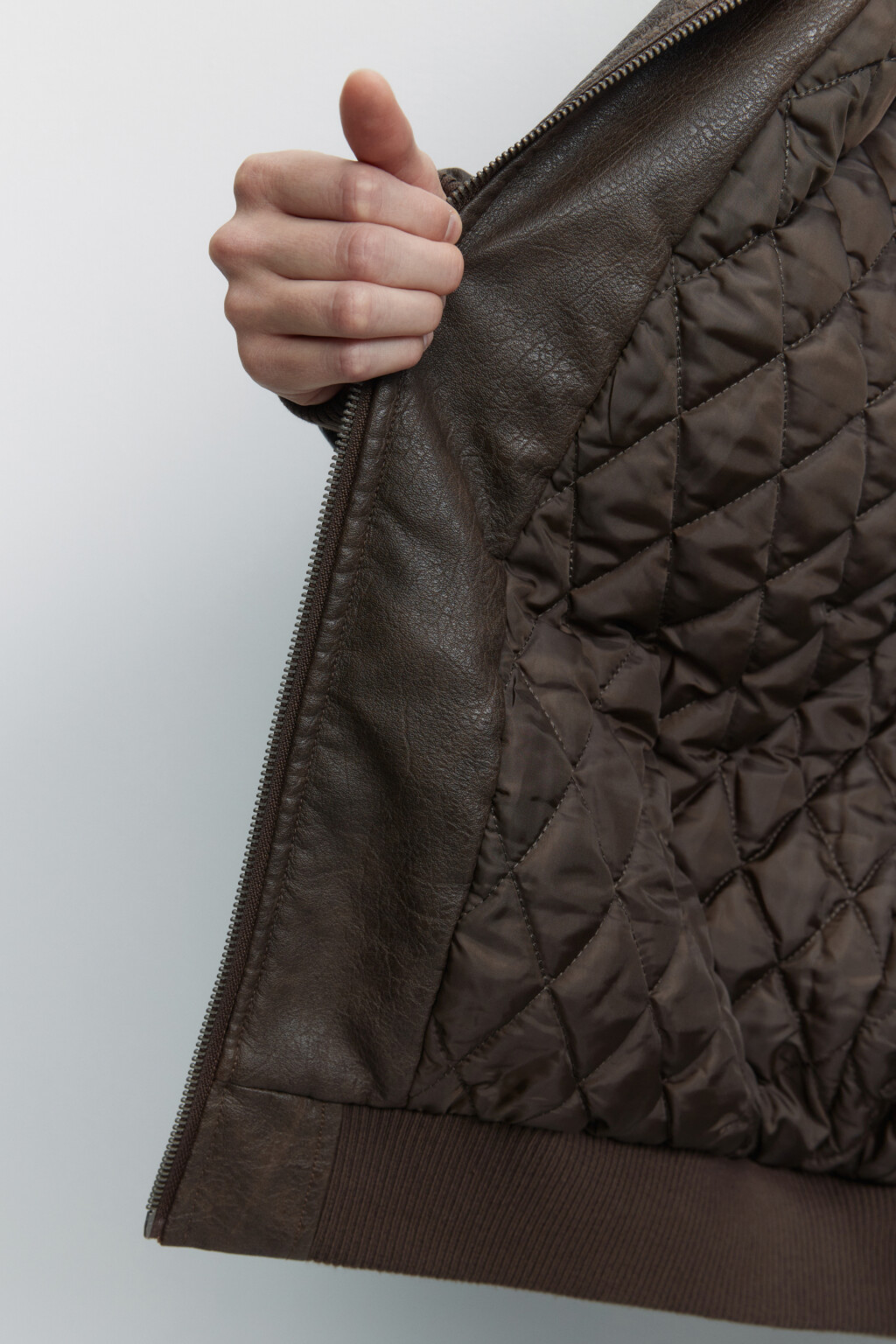 Куртка-бомбер из вареной искусственной кожи - цвет коричневый - 7