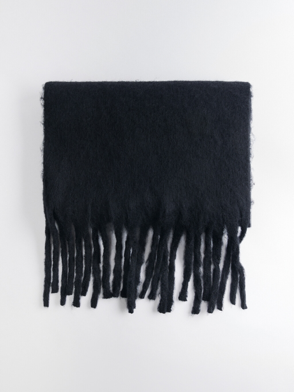 Шарф пухлый однотонный с длинной бахромой - цвет черный - 1