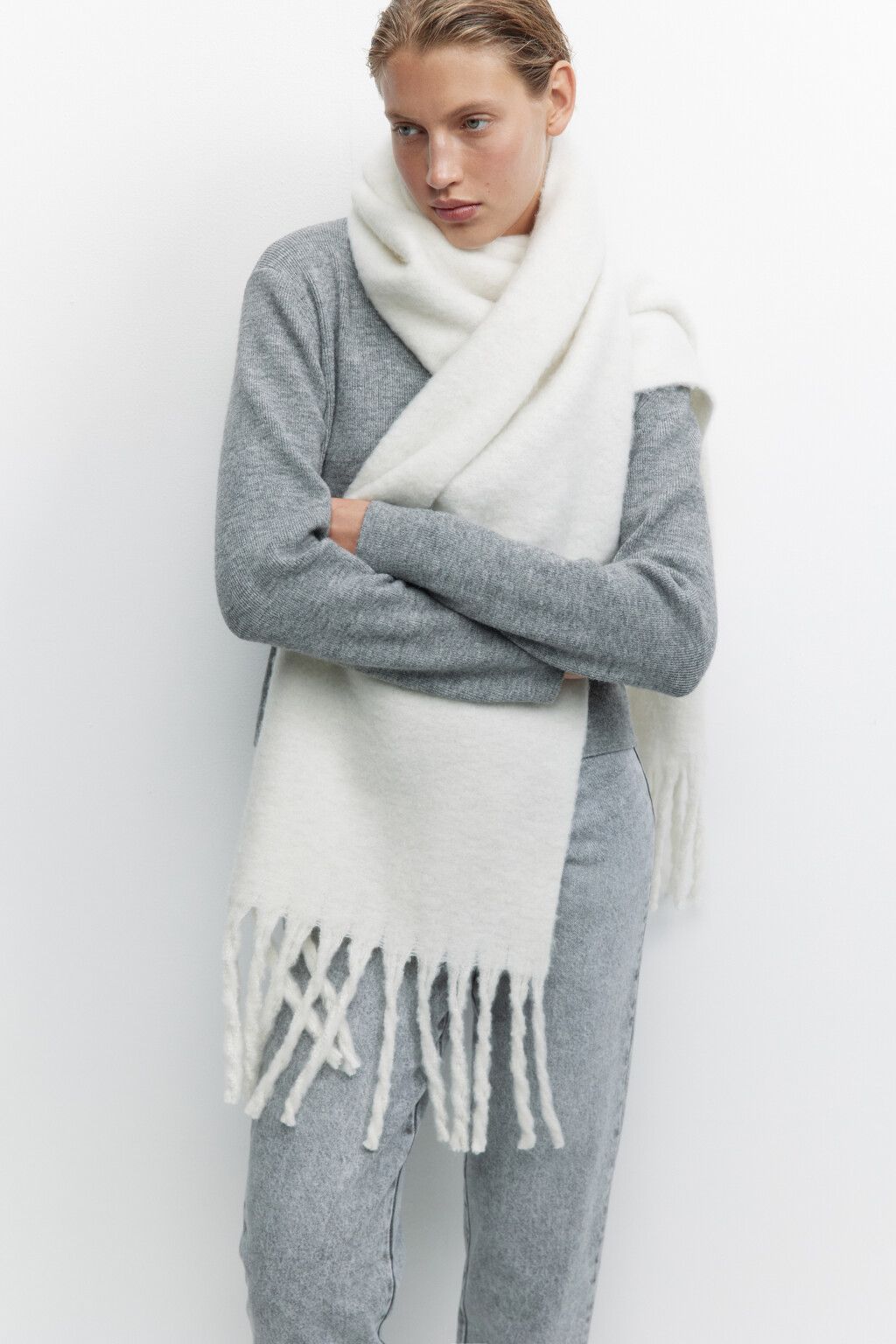 Шарф пухлый однотонный с длинной бахромой - цвет бежевый - 3