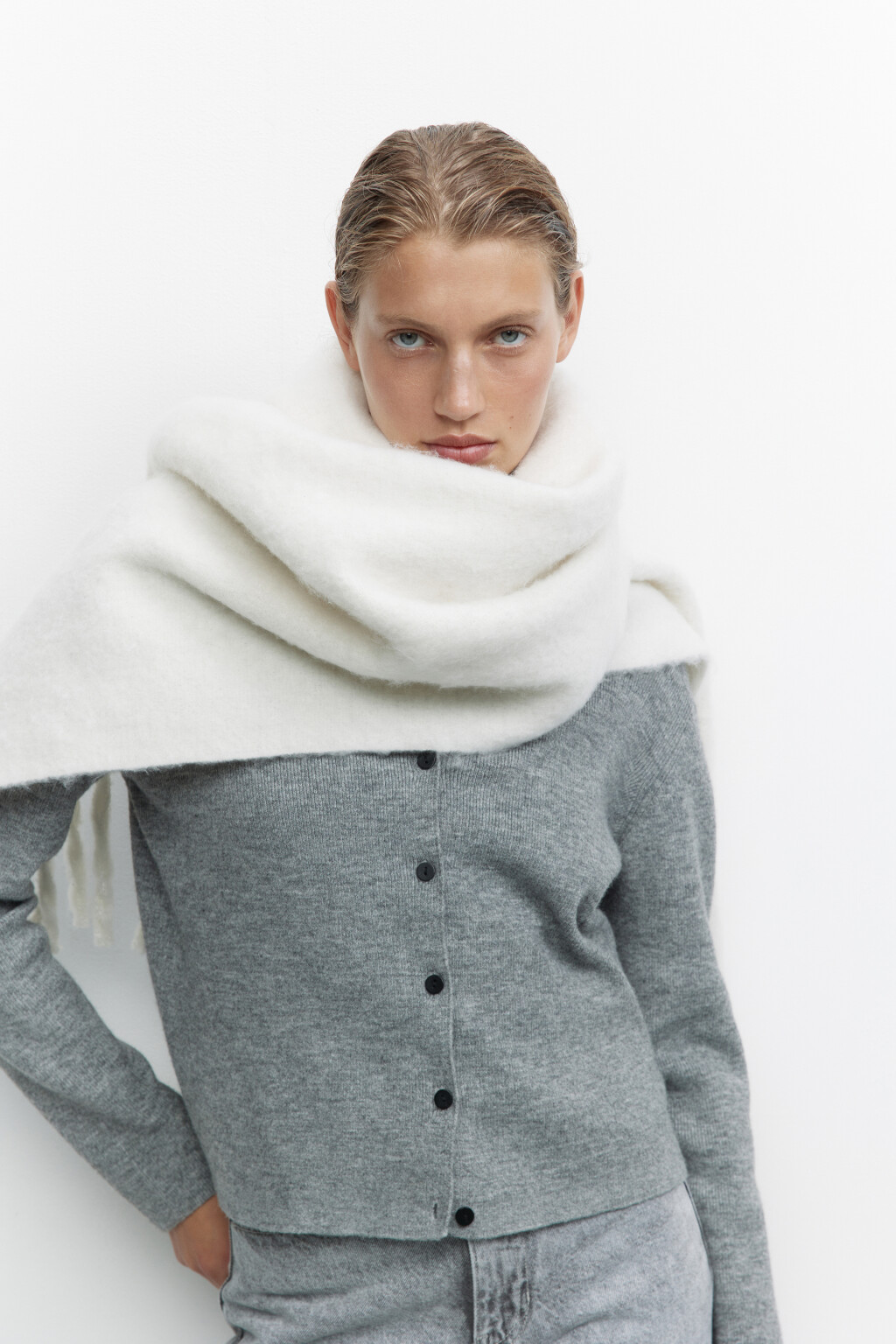 Шарф пухлый однотонный с длинной бахромой - цвет бежевый - 4