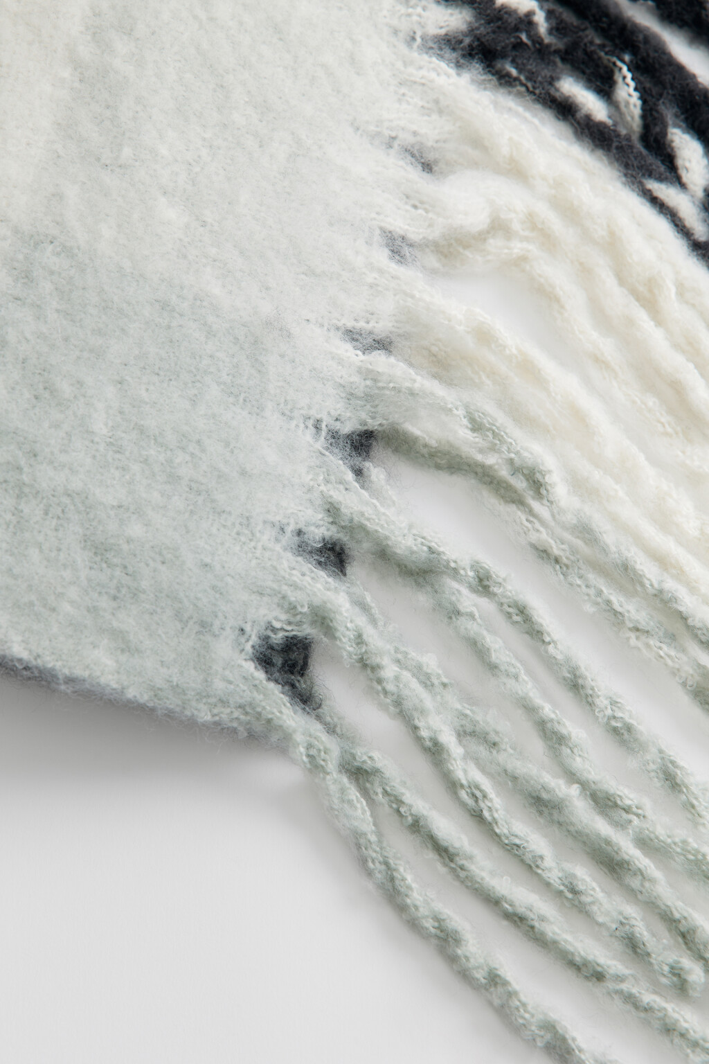 Шарф пухлый клетчатый с длинной бахромой - цвет серый - 4