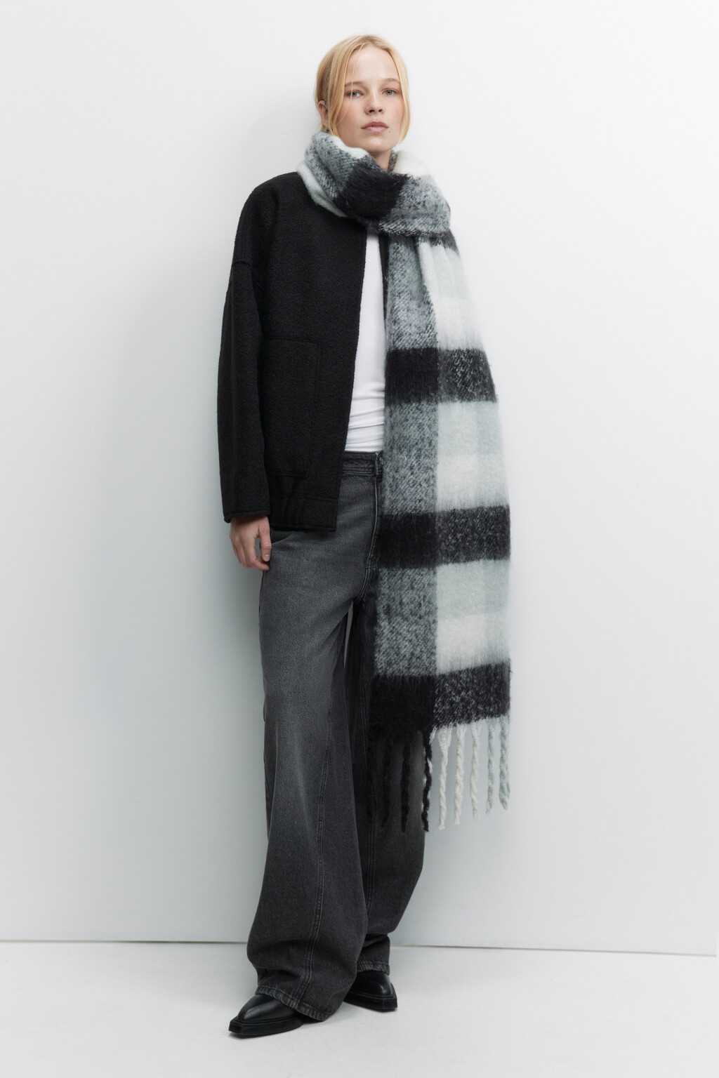 Шарф пухлый клетчатый с длинной бахромой - цвет серый - 1
