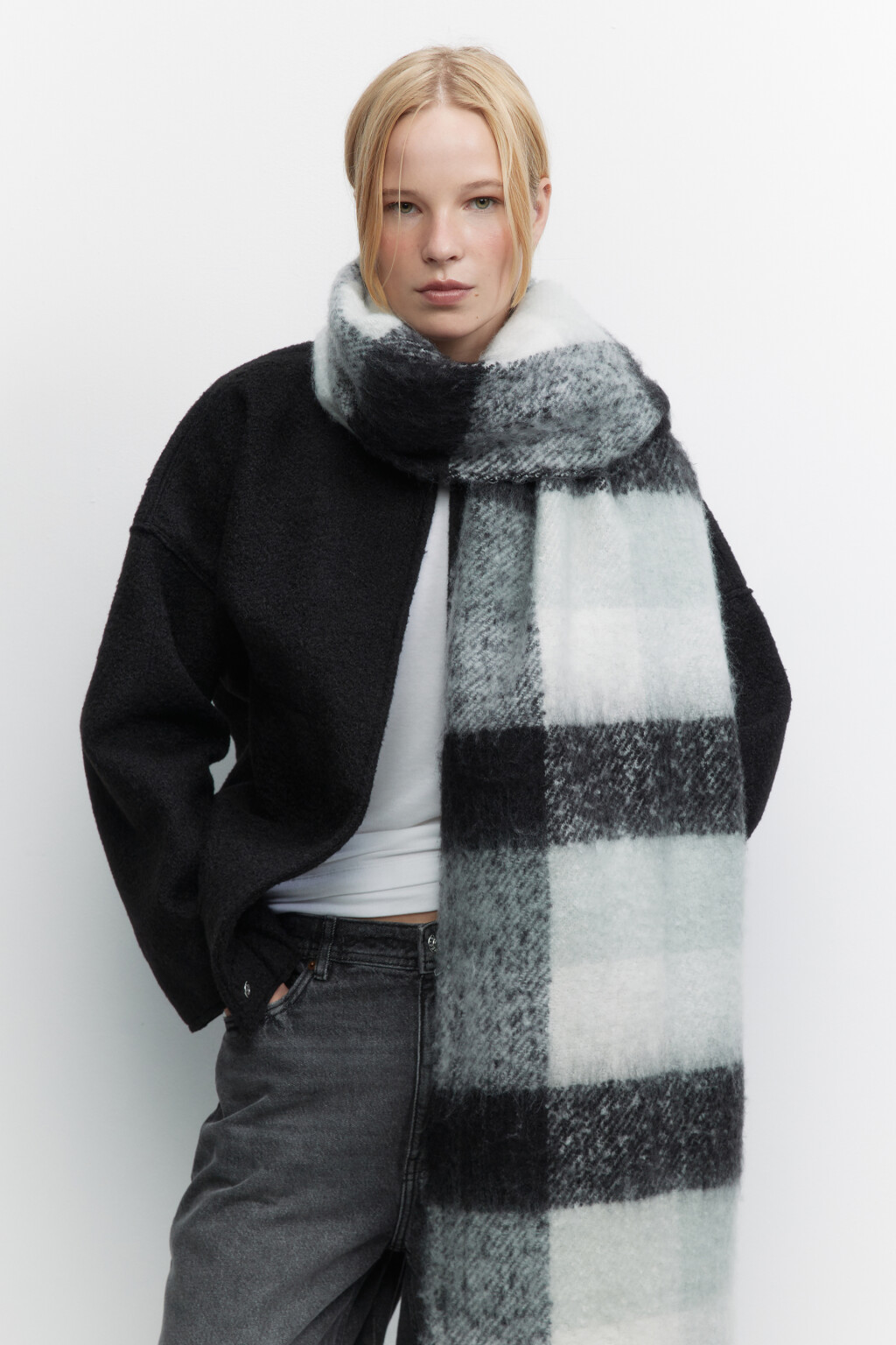 Шарф пухлый клетчатый с длинной бахромой - цвет серый - 2