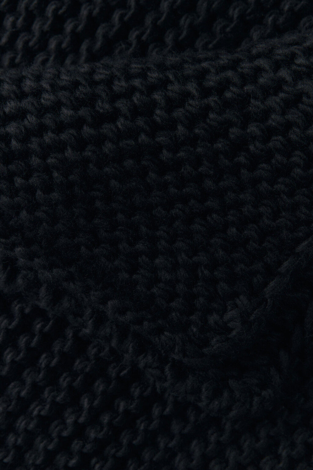 Шарф однотонный крупной фактурной вязки - цвет черный - 2