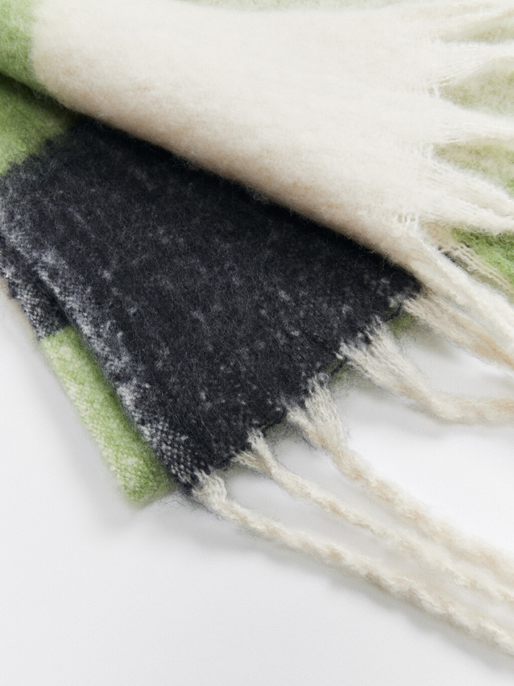 Шарф пушистый клетчатый с бахромой - цвет мультиколор - 2