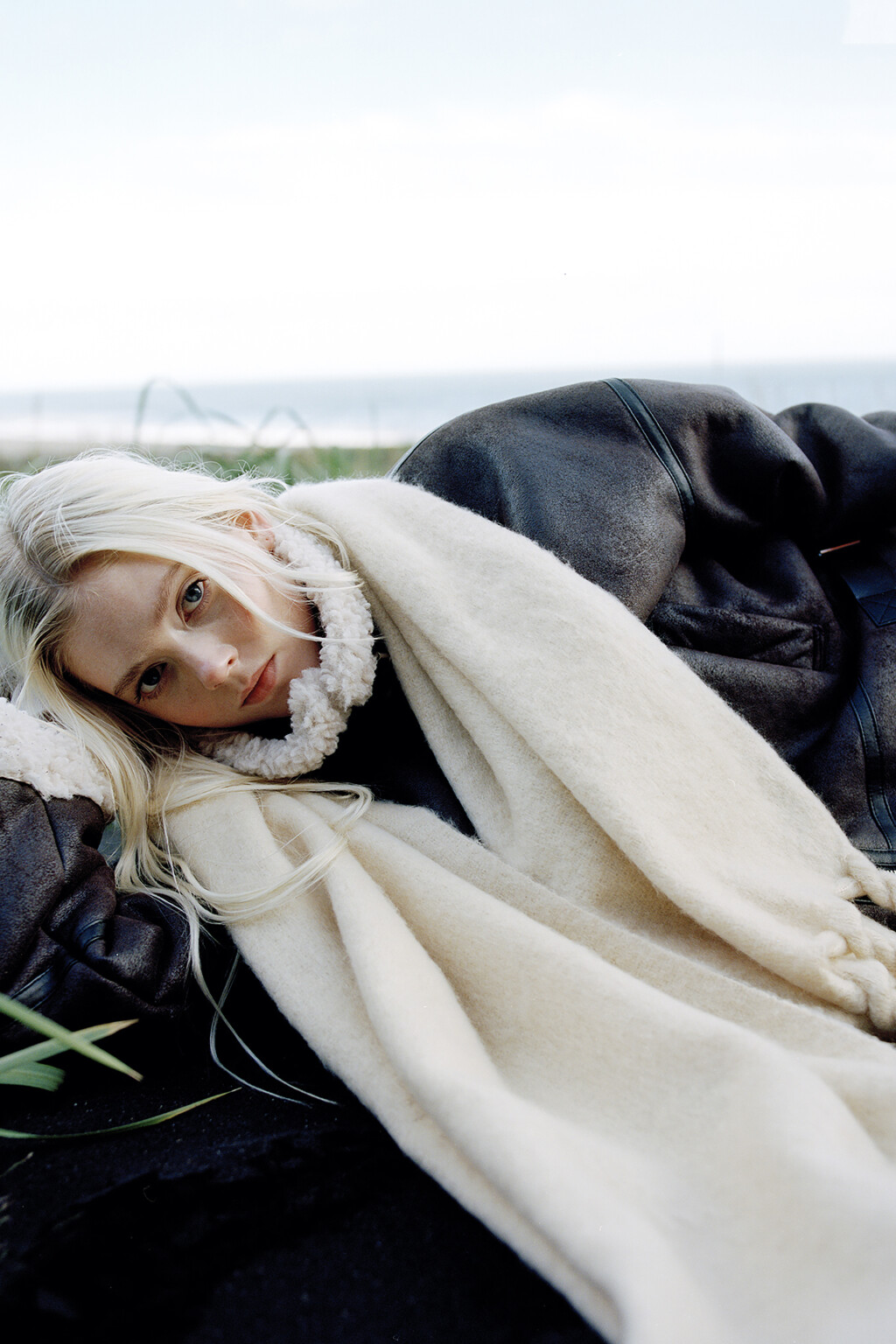 Шарф пухлый с бахромой-косичками - цвет бежевый - 3