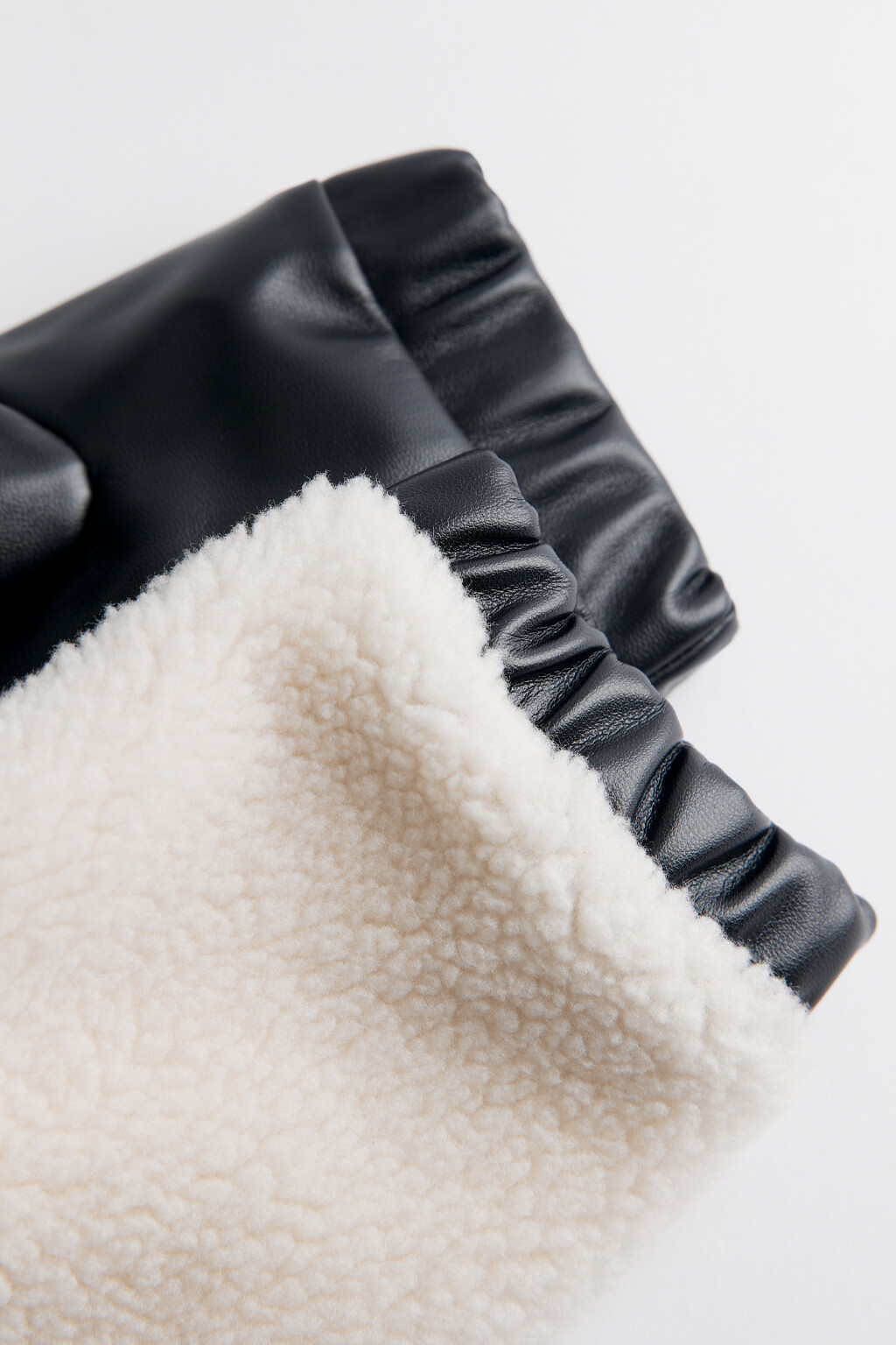 Варежки из комбинированных материалов - цвет бежевый - 3