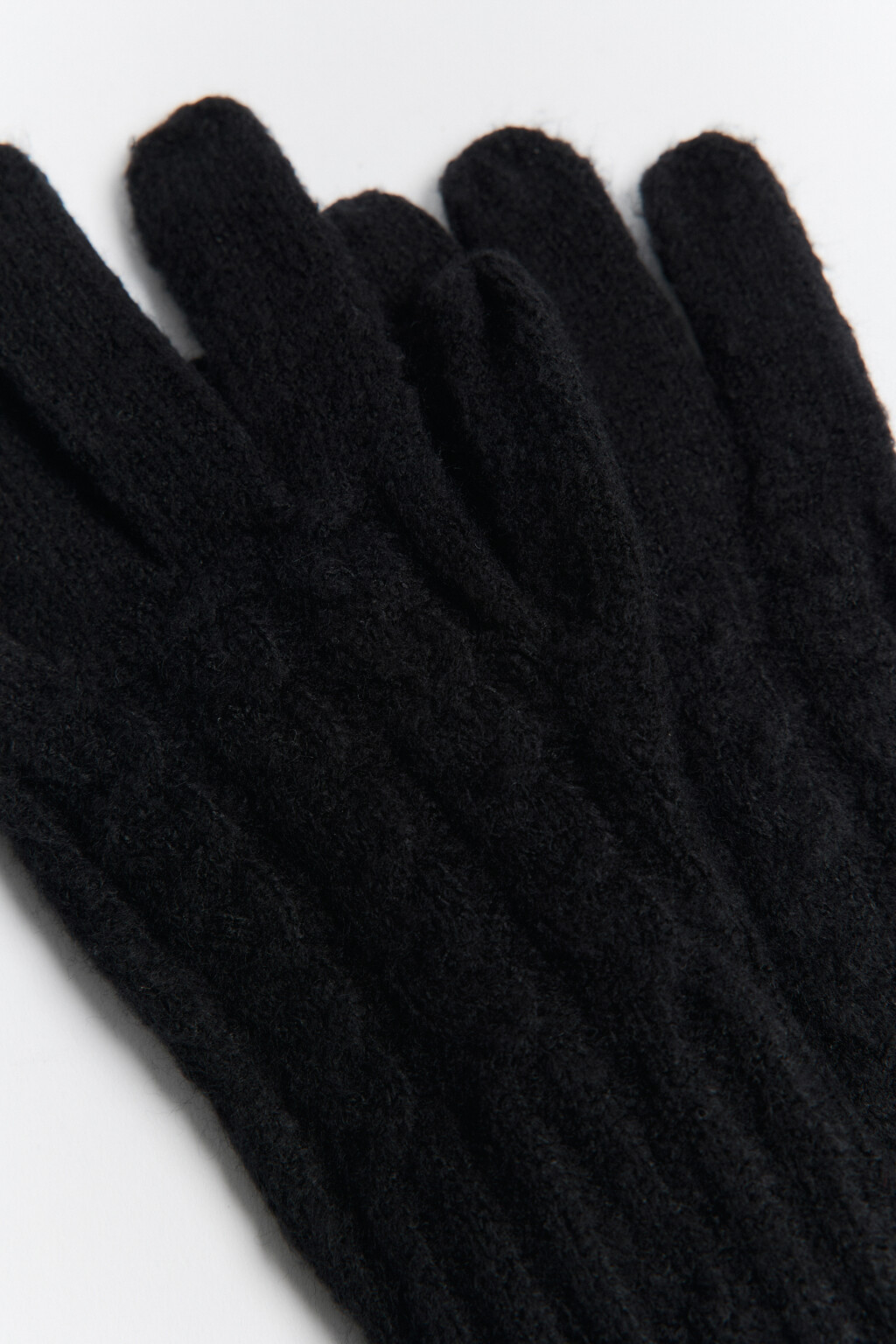Перчатки вязаные с узором-косичкой - цвет черный - 2