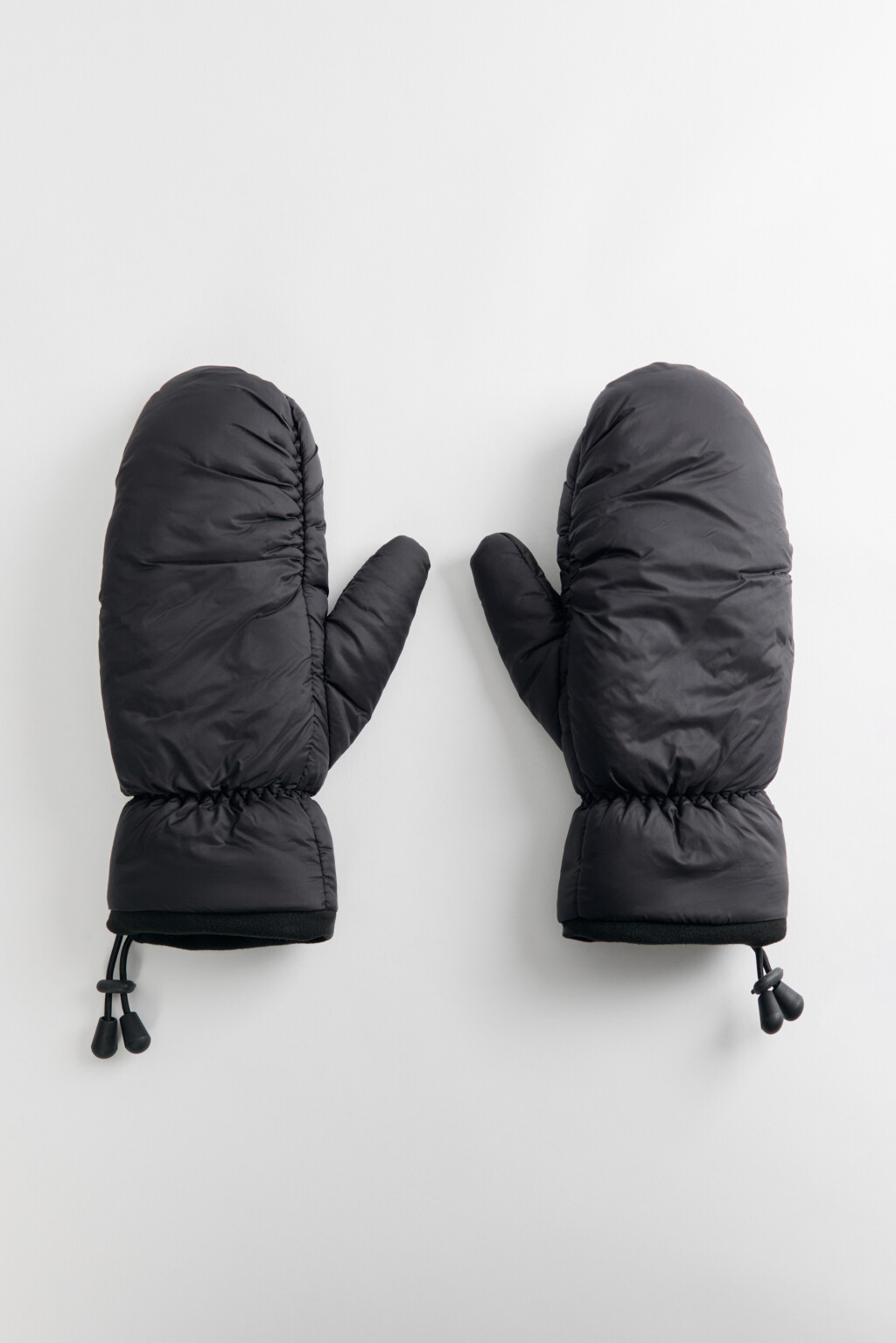 Варежки стеганые утепленные со шнурком - цвет черный - 1