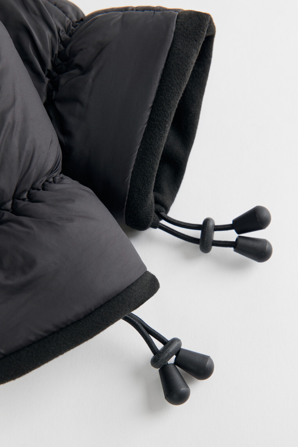 Варежки стеганые утепленные со шнурком - цвет черный - 2