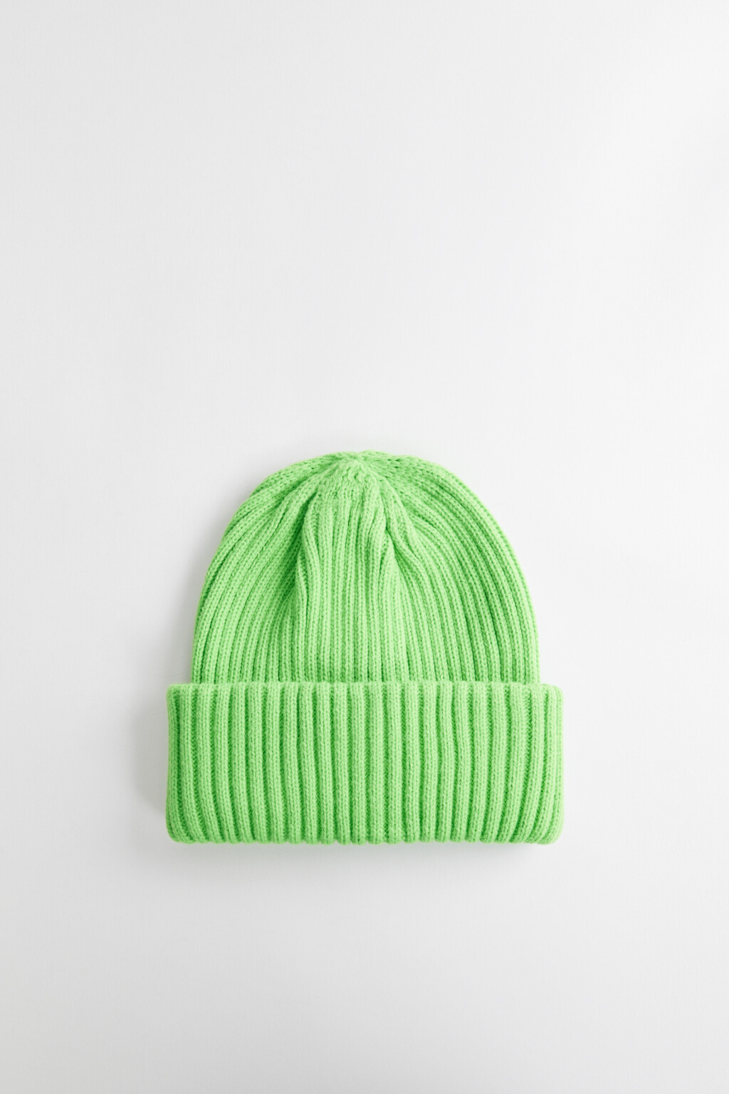 Шапка-бини вязаная в рубчик с широким отворотом - цвет зеленый - 1