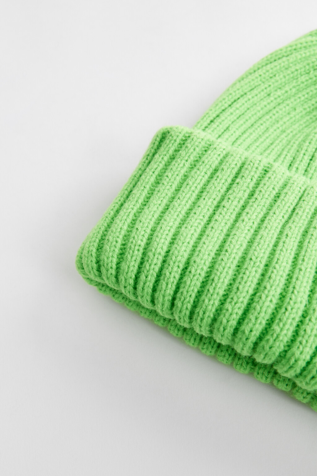Шапка-бини вязаная в рубчик с широким отворотом - цвет зеленый - 2