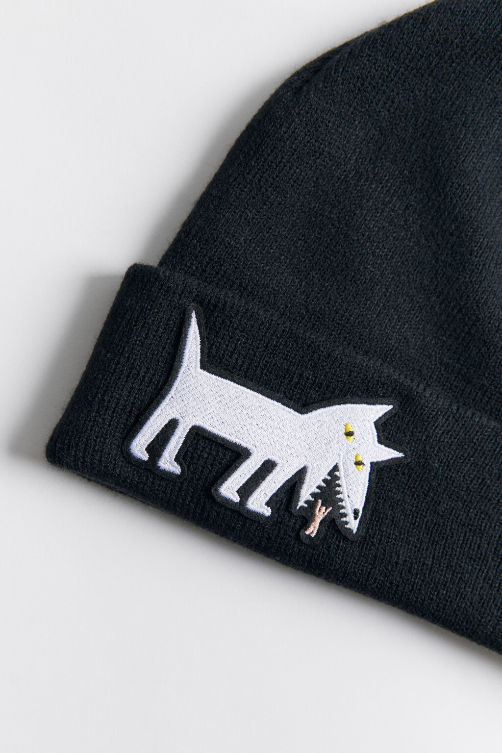 Шапка-бини вязаная с патчем-вышивкой - цвет мультиколор - 4