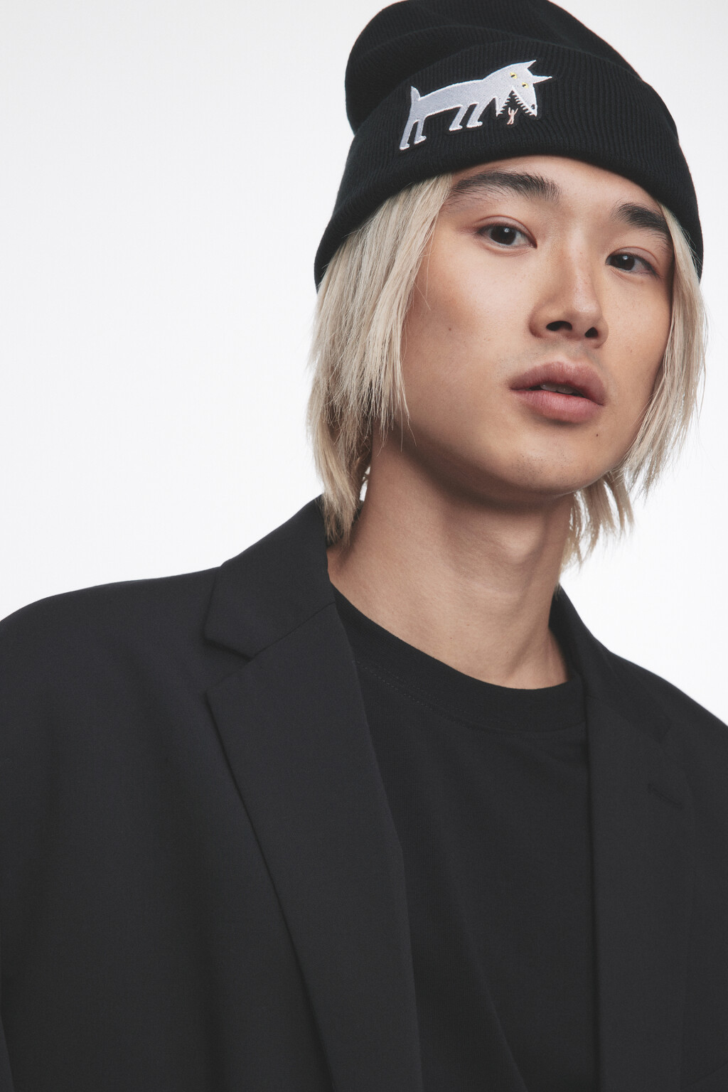 Шапка-бини вязаная с патчем-вышивкой - цвет мультиколор - 6