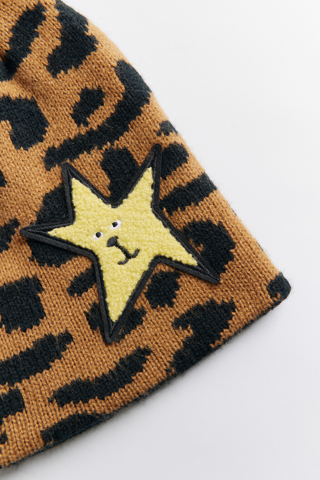 Шапка вязаная с принтом и нашивкой - цвет мультиколор - 5