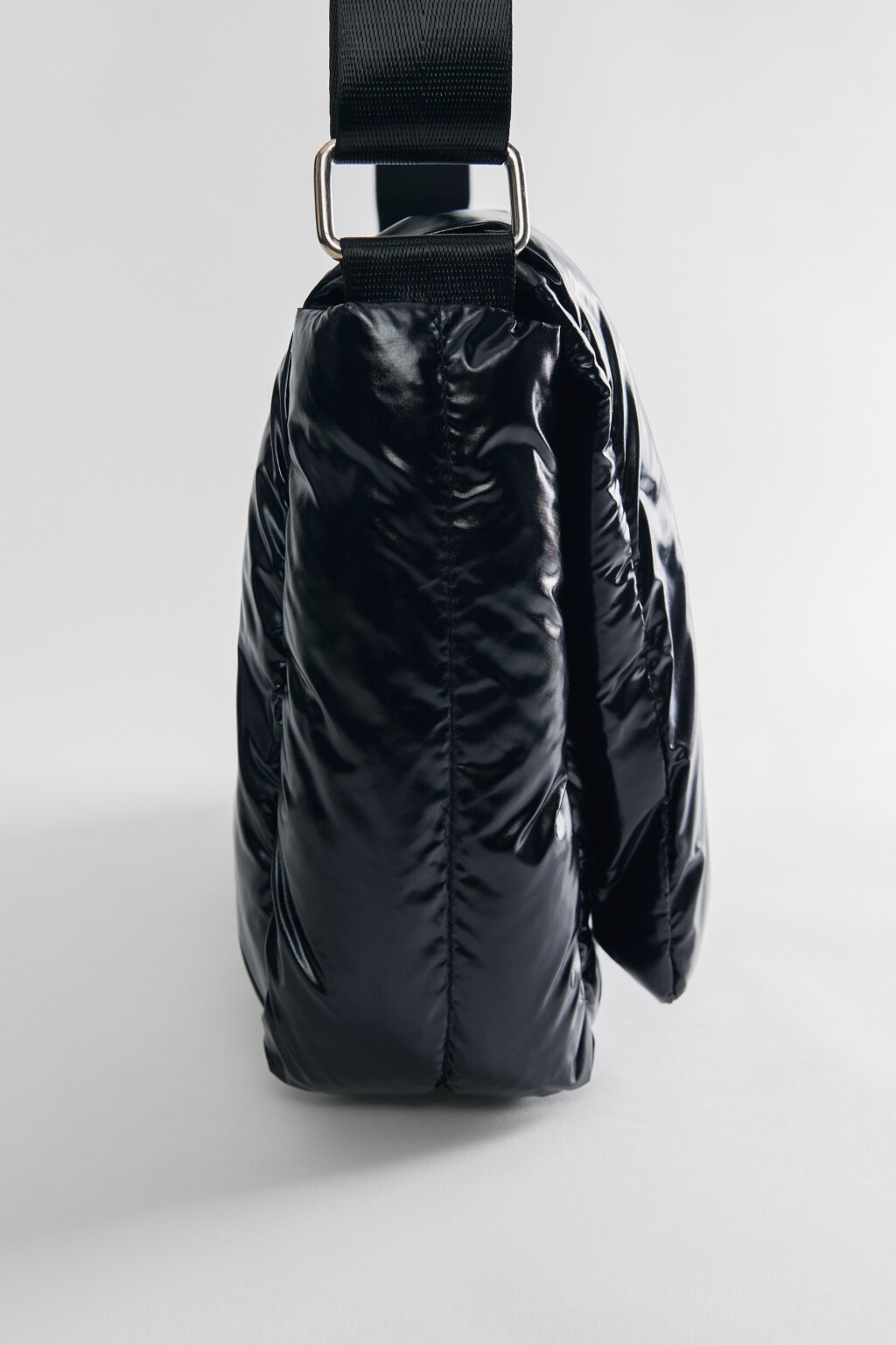 Сумка-кроссбоди дутая с текстильным ремнем - цвет черный - 3