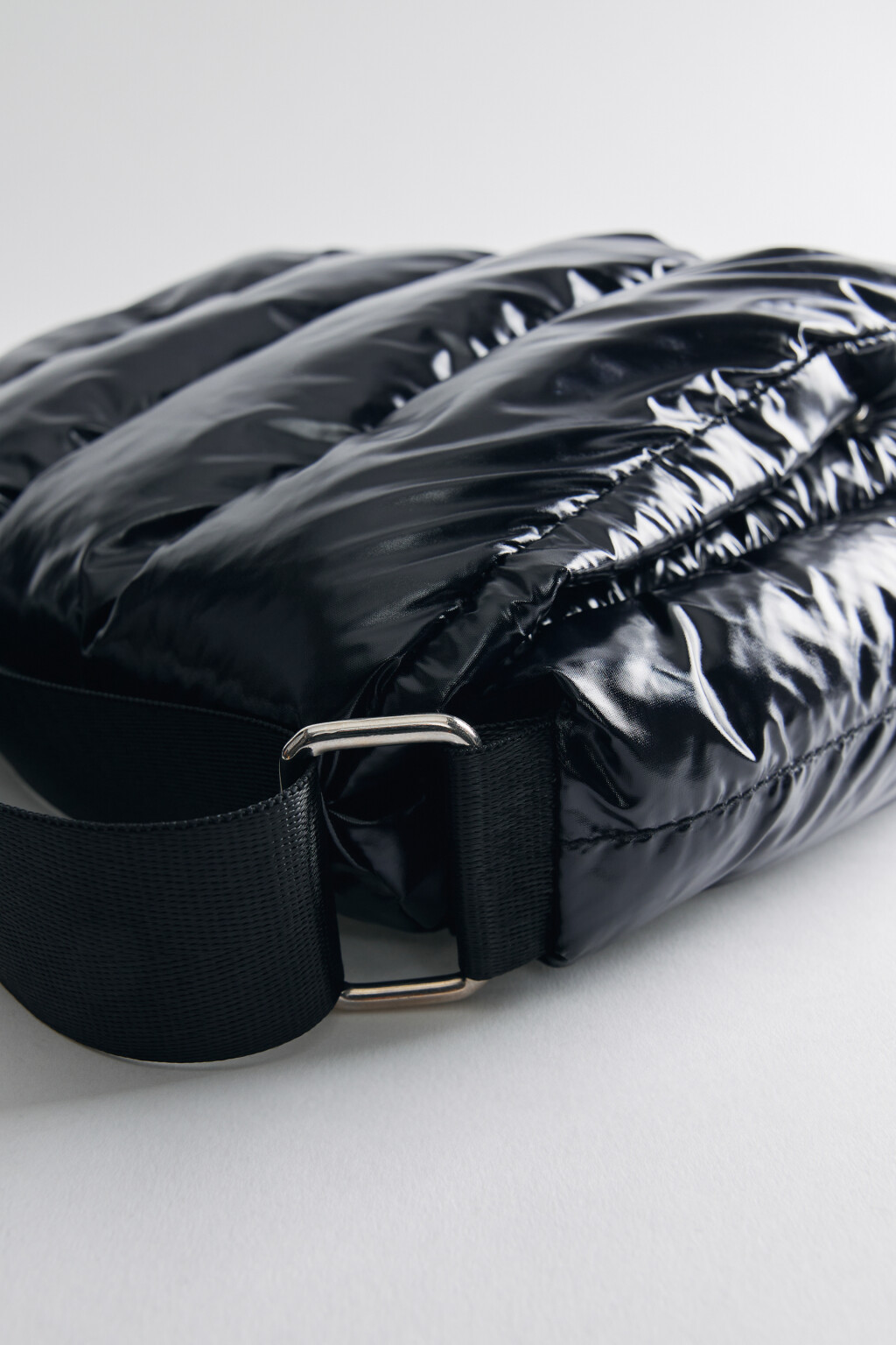 Сумка-кроссбоди дутая с текстильным ремнем - цвет черный - 4