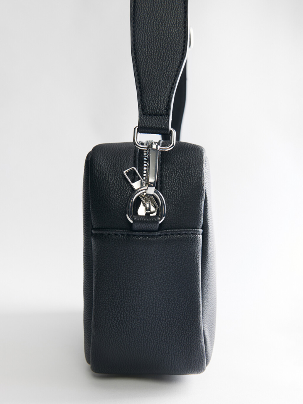 Сумка-кроссбоди с широким текстильным ремнем - цвет черный - 3