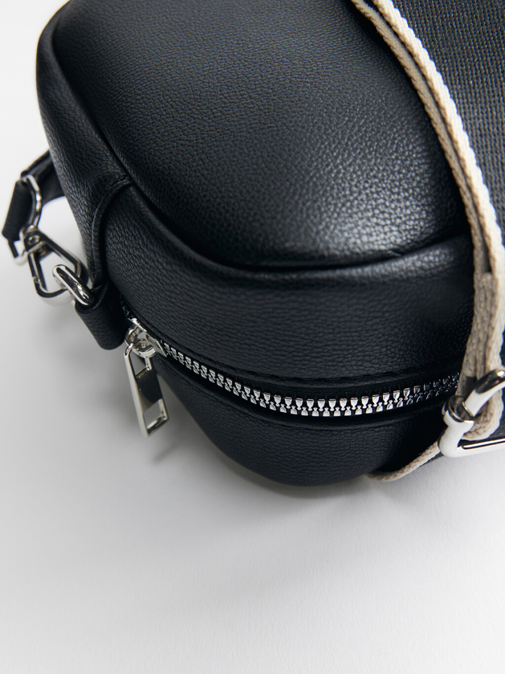 Сумка-кроссбоди с широким текстильным ремнем - цвет черный - 4