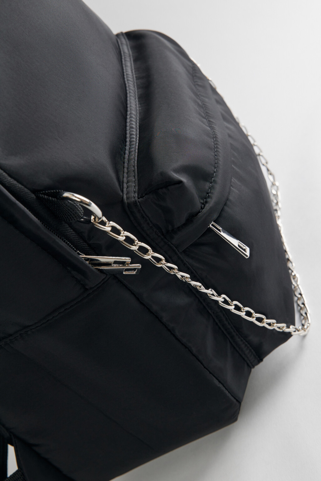 Рюкзак текстильный с декоративной цепочкой - цвет черный - 3