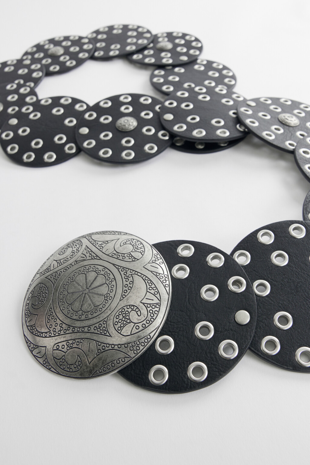 Ремень широкий с декором в стиле бохо - цвет черный - 3