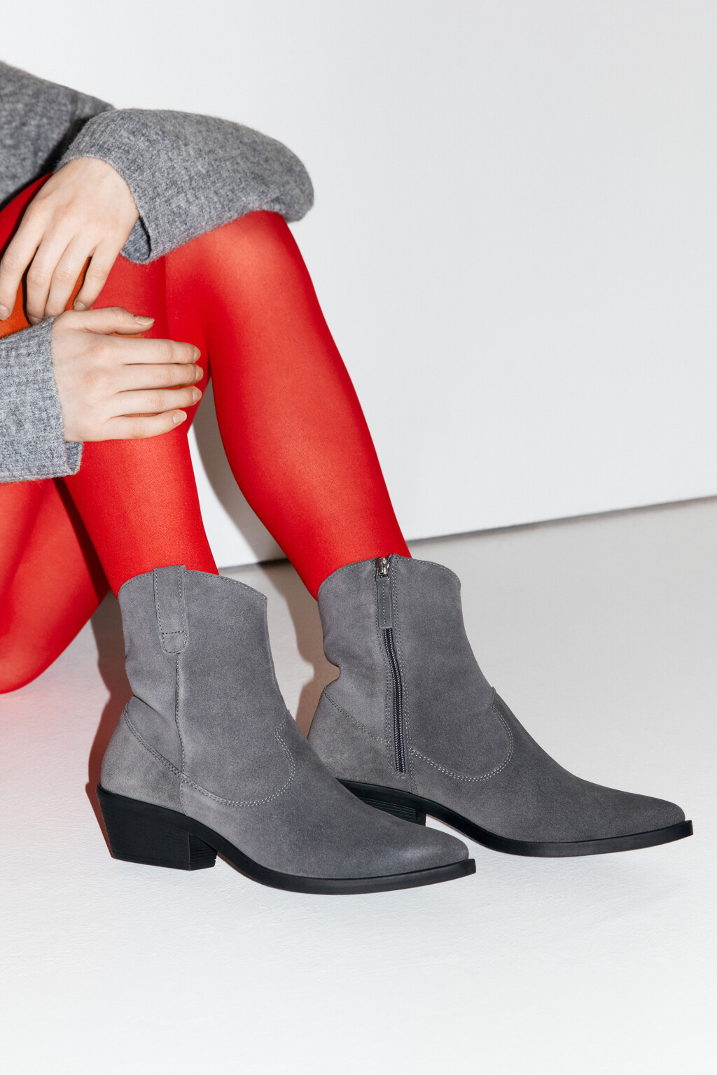 Ботинки-казаки из натуральной замши - цвет серый - 2