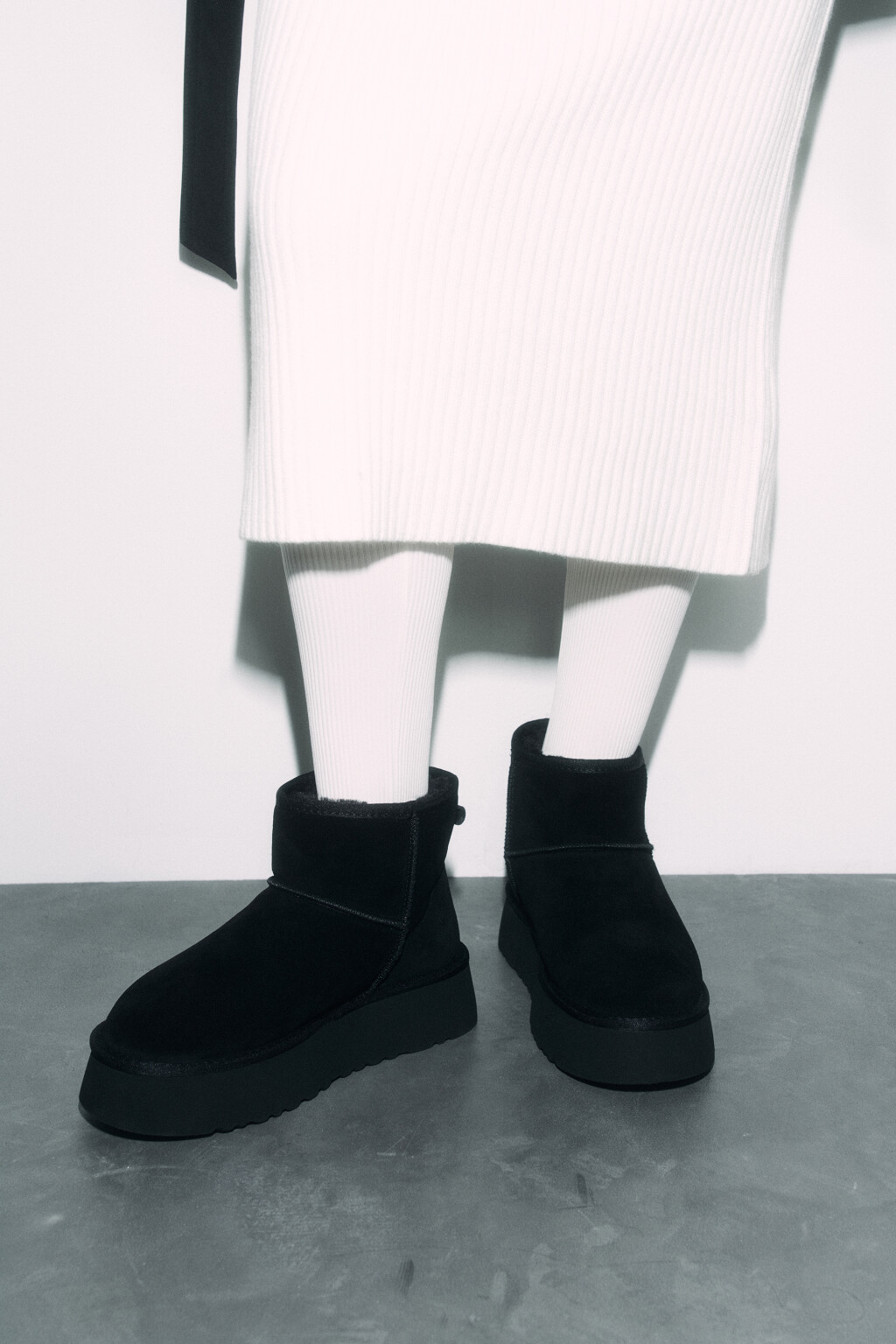 Ботинки-угги из натуральной замши короткие утепленные - цвет черный - 6