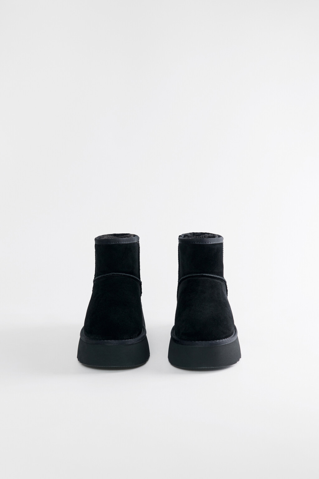 Ботинки-угги из натуральной замши короткие утепленные - цвет черный - 2
