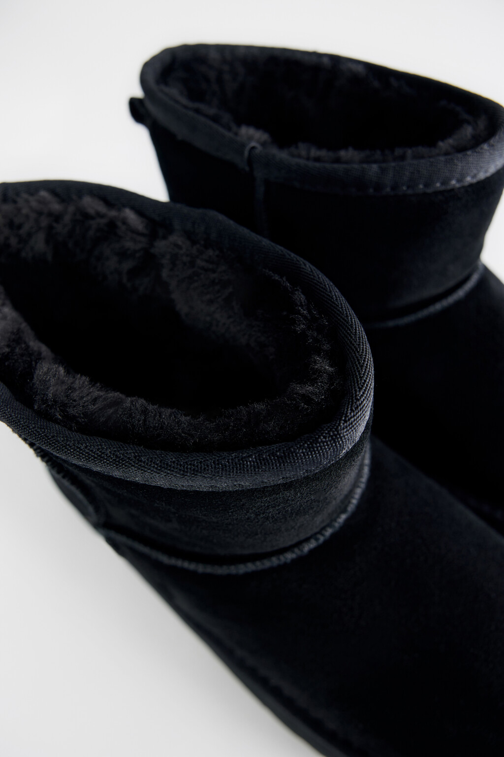 Ботинки-угги из натуральной замши короткие утепленные - цвет черный - 4