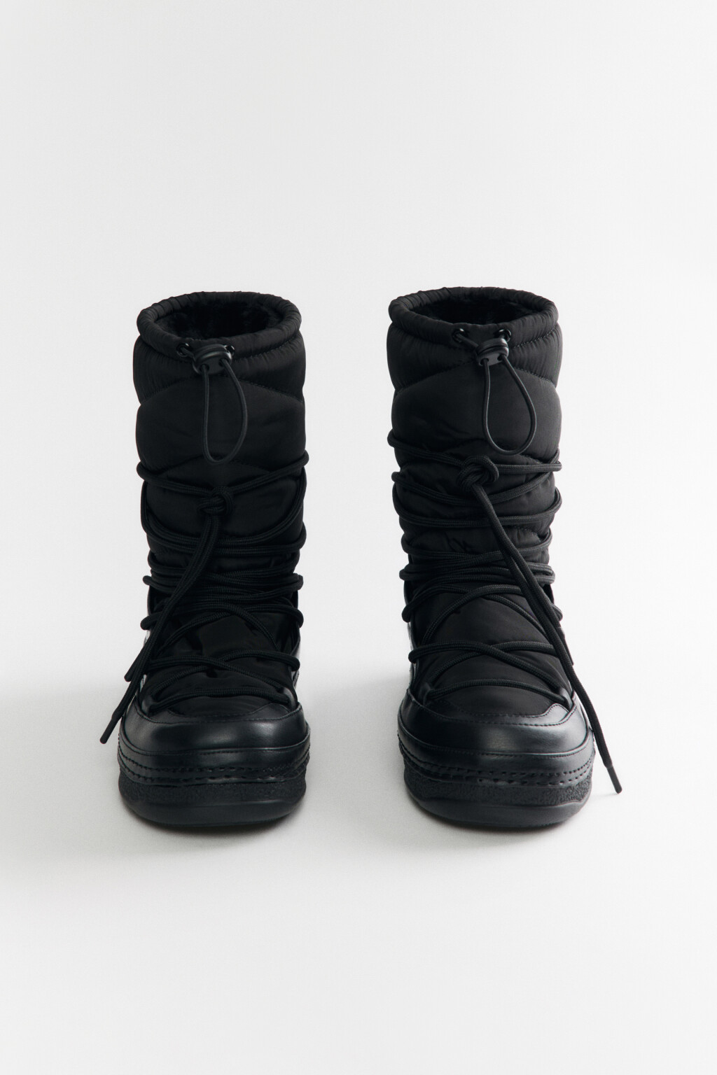 Ботинки-дутики утепленные с декоративной шнуровкой - цвет черный - 2