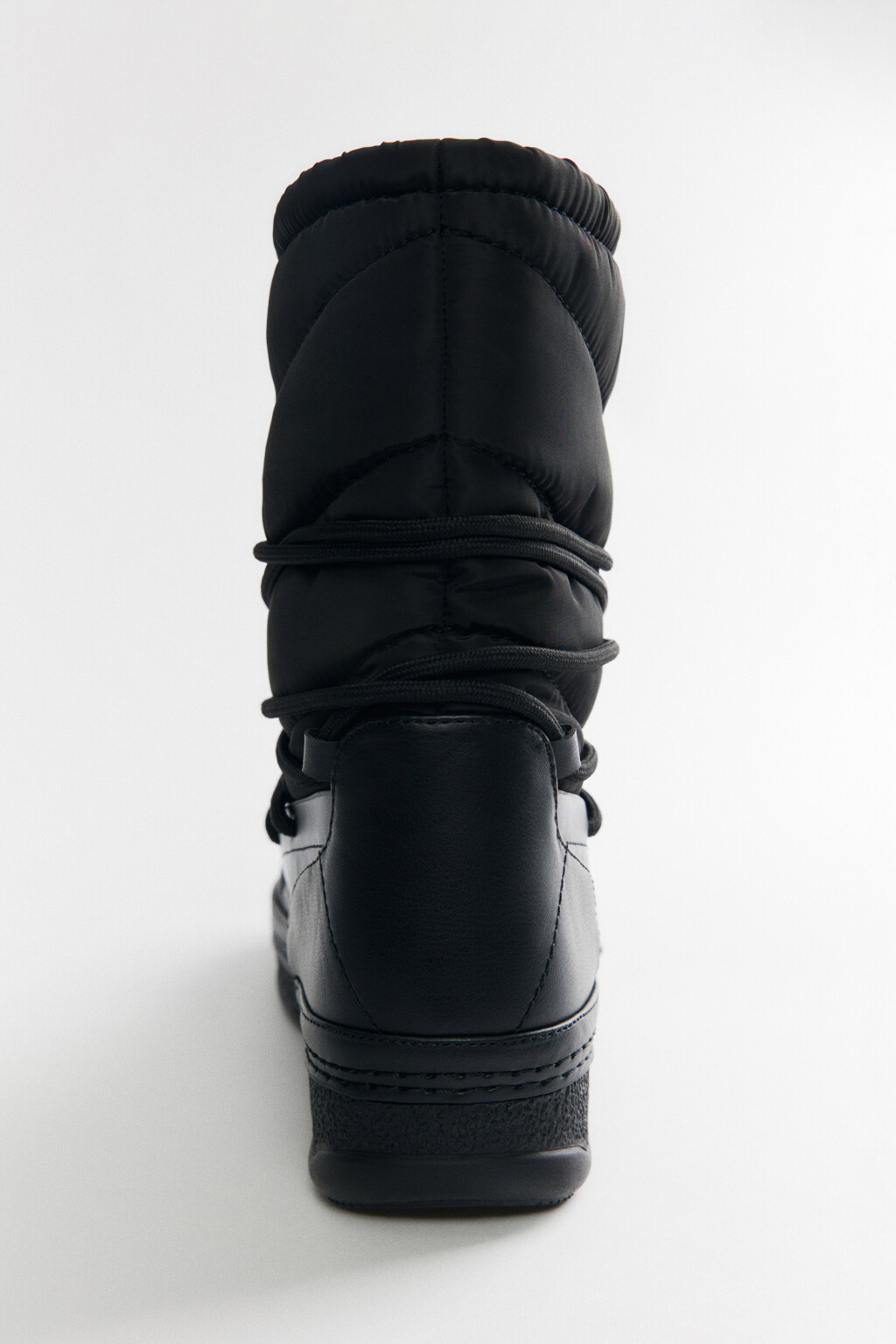 Ботинки-дутики утепленные с декоративной шнуровкой - цвет черный - 4