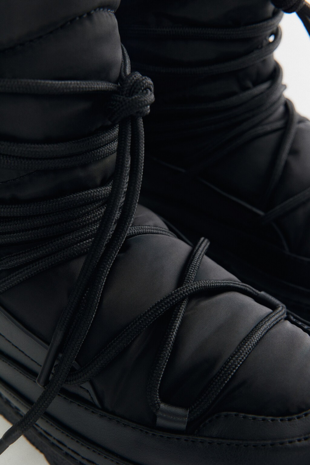 Ботинки-дутики утепленные с декоративной шнуровкой - цвет черный - 5