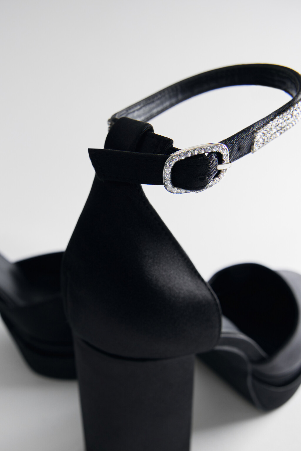 Туфли на платформе атласные со стразами - цвет черный - 7