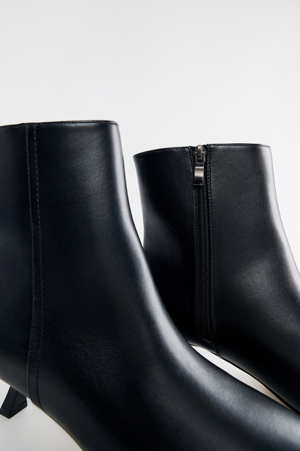 Ботильоны на тонком каблуке с острым носком - цвет черный - 6