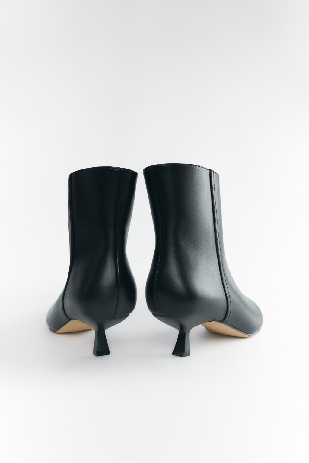 Ботильоны на тонком каблуке с острым носком - цвет черный - 7