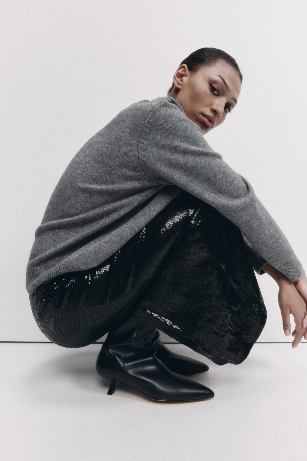 Ботильоны на тонком каблуке с острым носком - цвет черный - 2