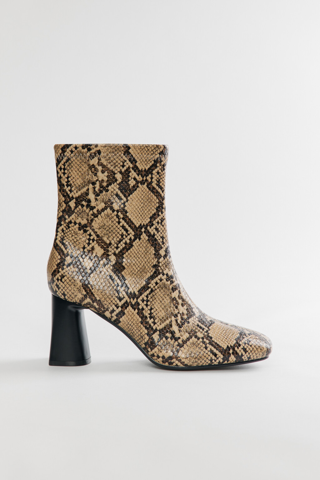 Ботильоны на каблуке с фактурой под питона - цвет мультиколор - 1