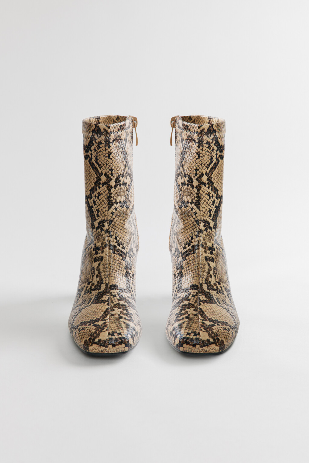 Ботильоны на каблуке с фактурой под питона - цвет мультиколор - 2