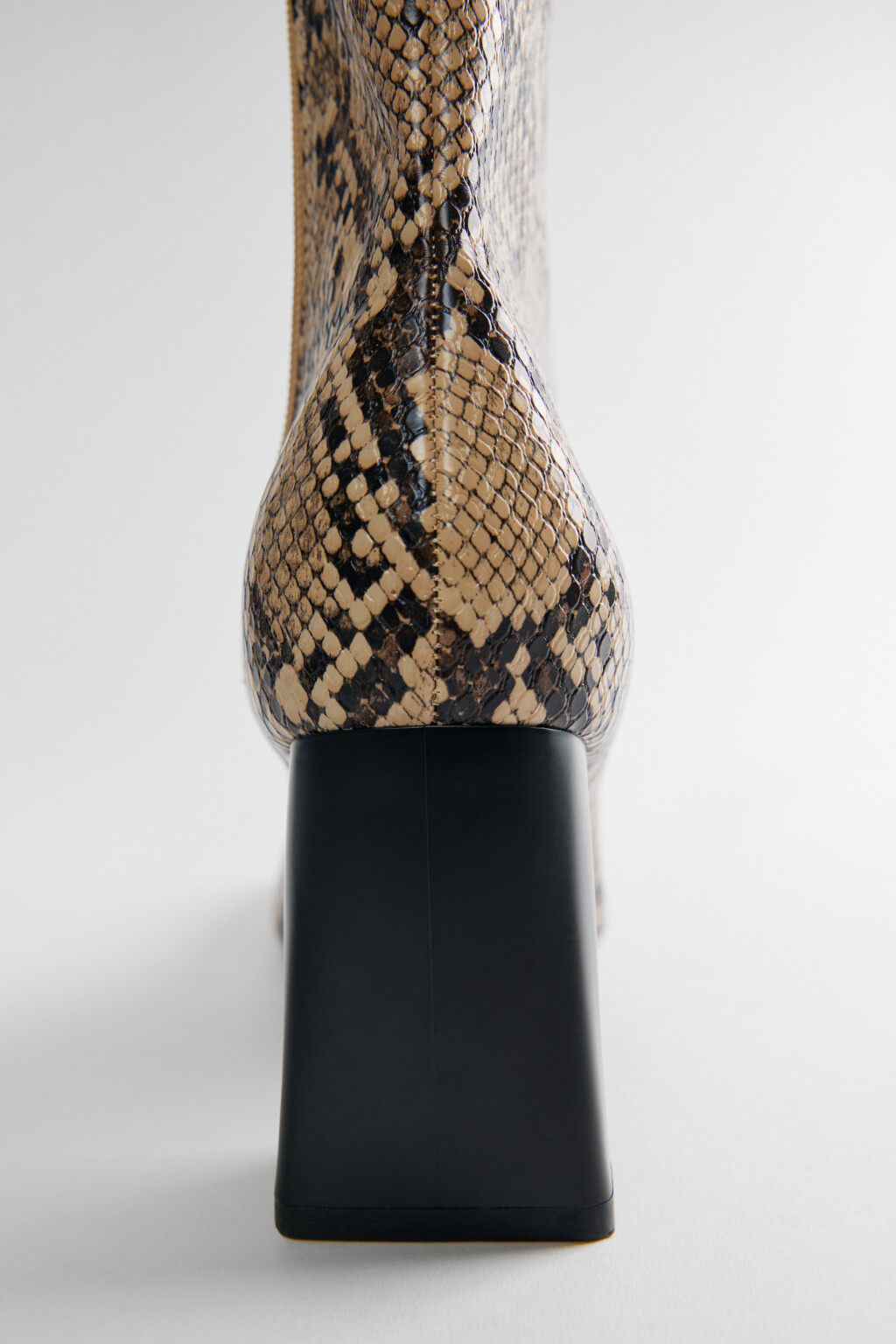 Ботильоны на каблуке с фактурой под питона - цвет мультиколор - 3