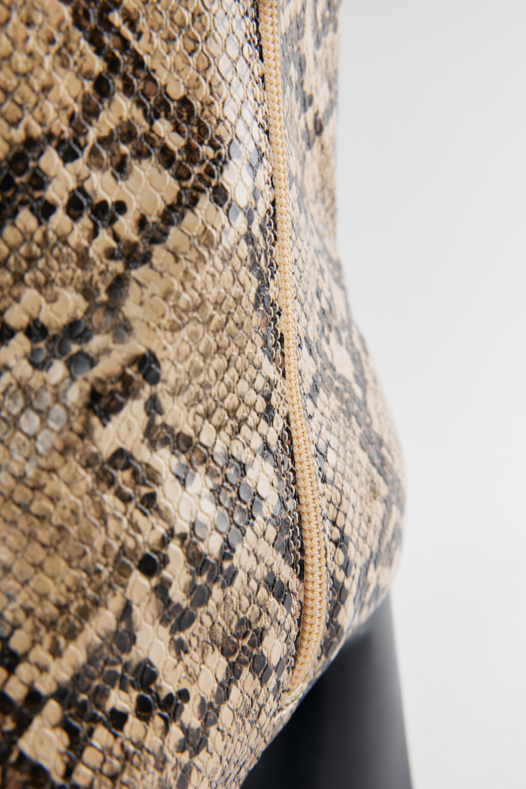 Ботильоны на каблуке с фактурой под питона - цвет мультиколор - 4