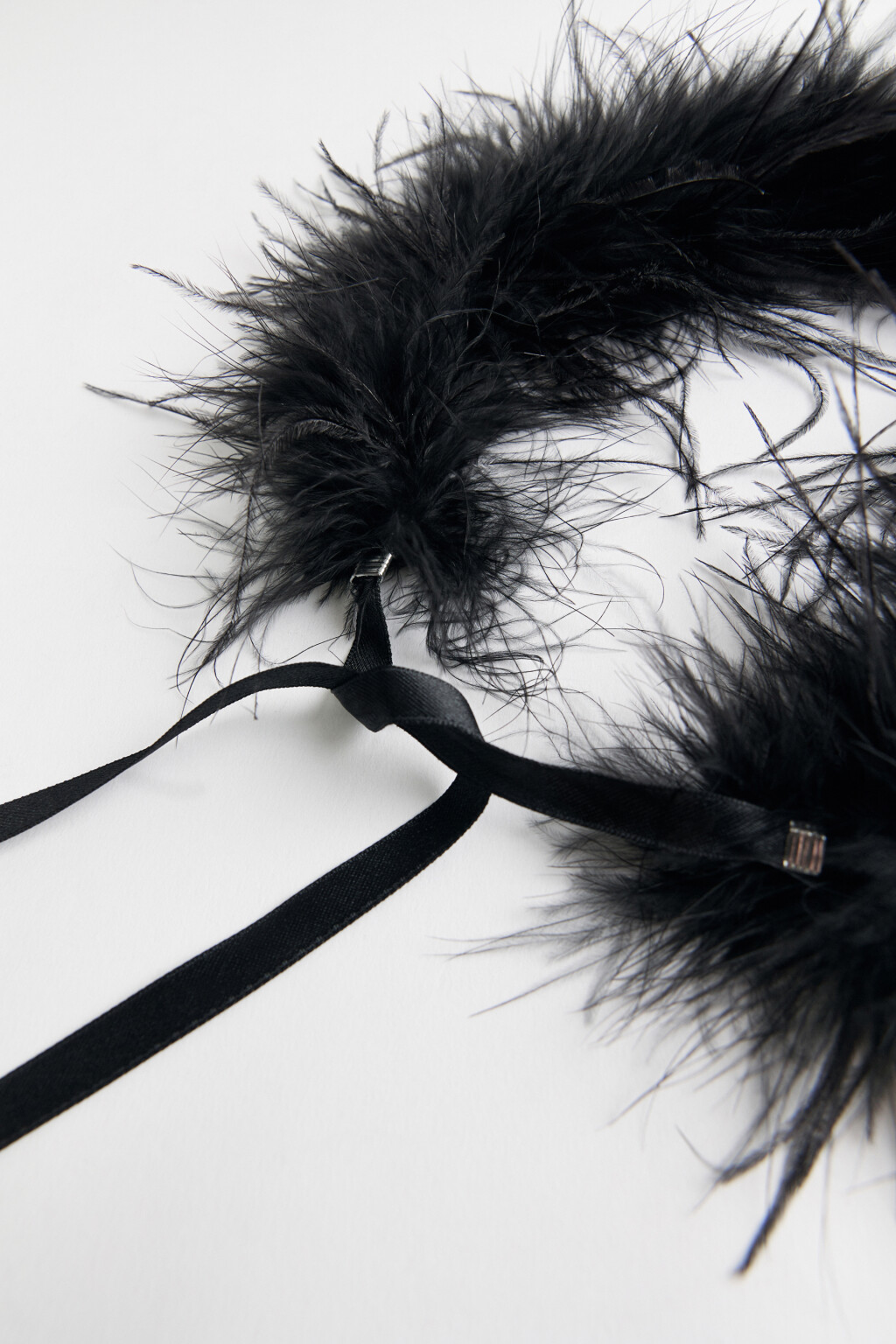 Чокер текстильный с отделкой из перьев - цвет черный - 2