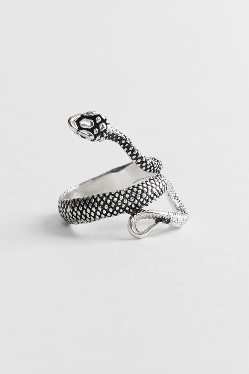 Кольцо серебристое в виде змеи - цвет серый - 2