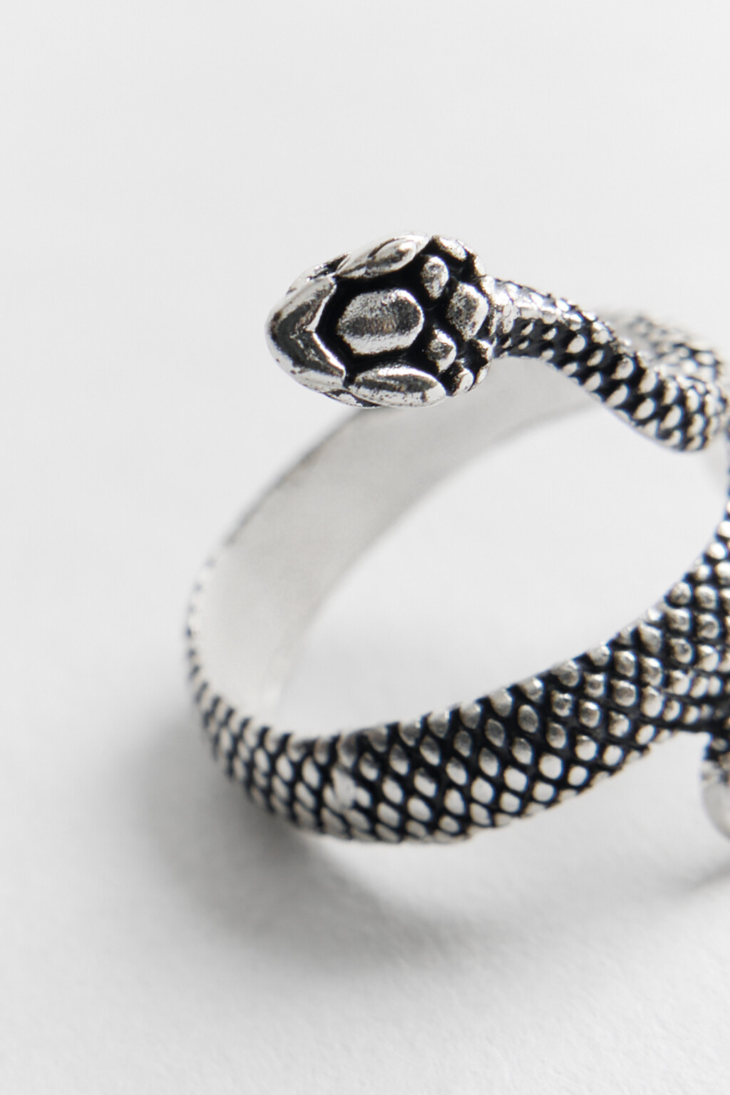 Кольцо серебристое в виде змеи - цвет серый - 3