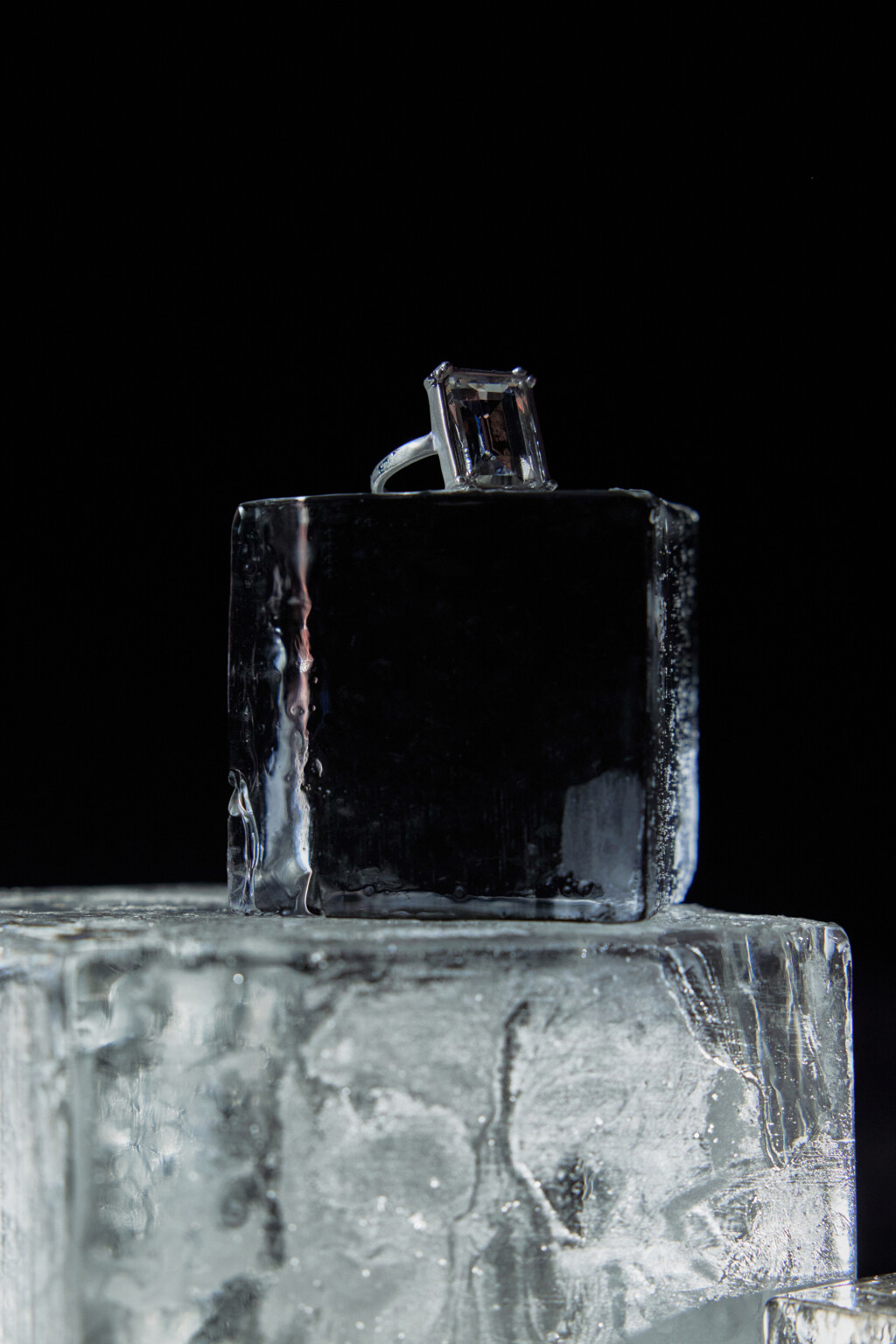 Кольцо с массивным кристаллом - цвет серый - 3