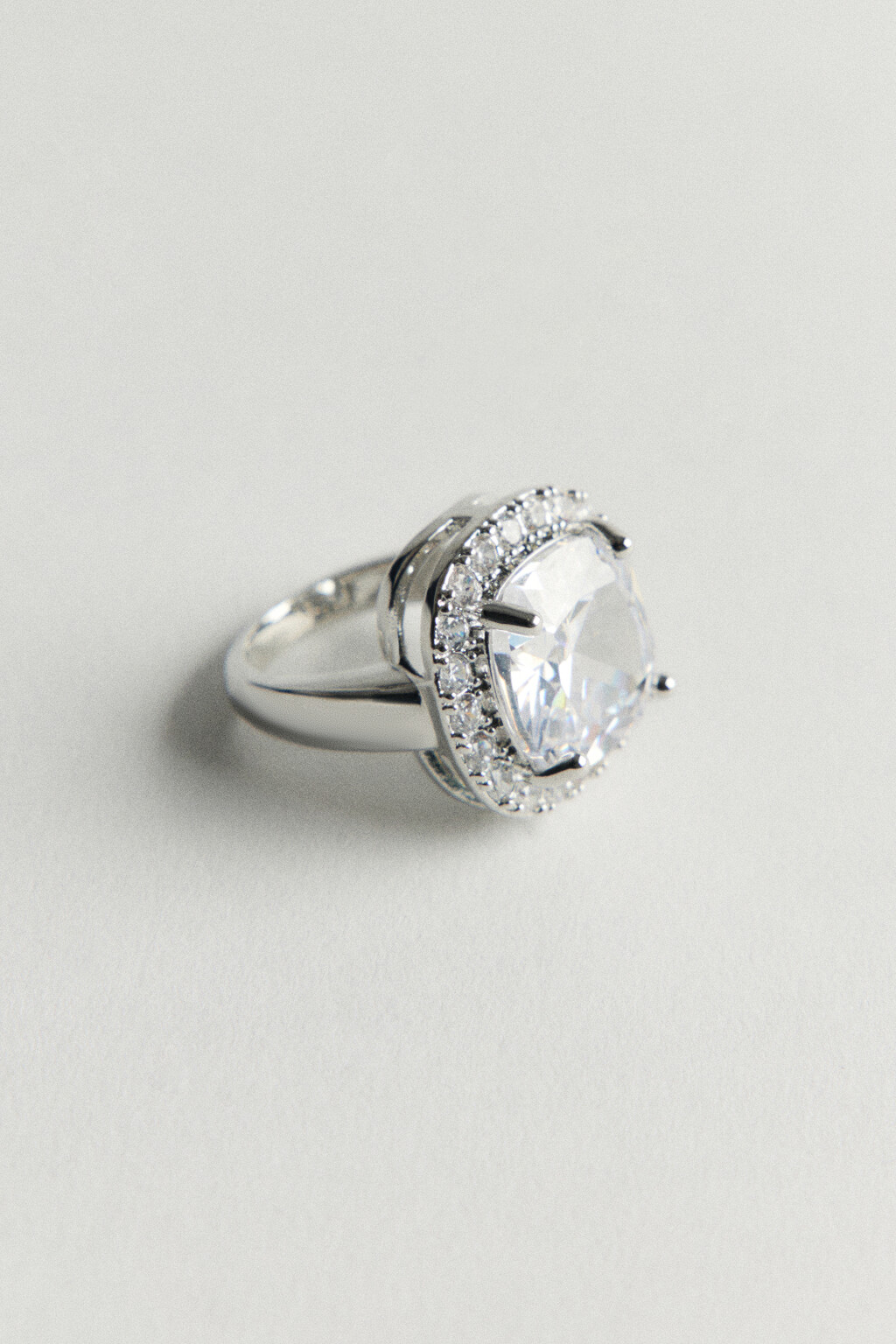 Кольцо с массивным кристаллом - цвет серый - 3