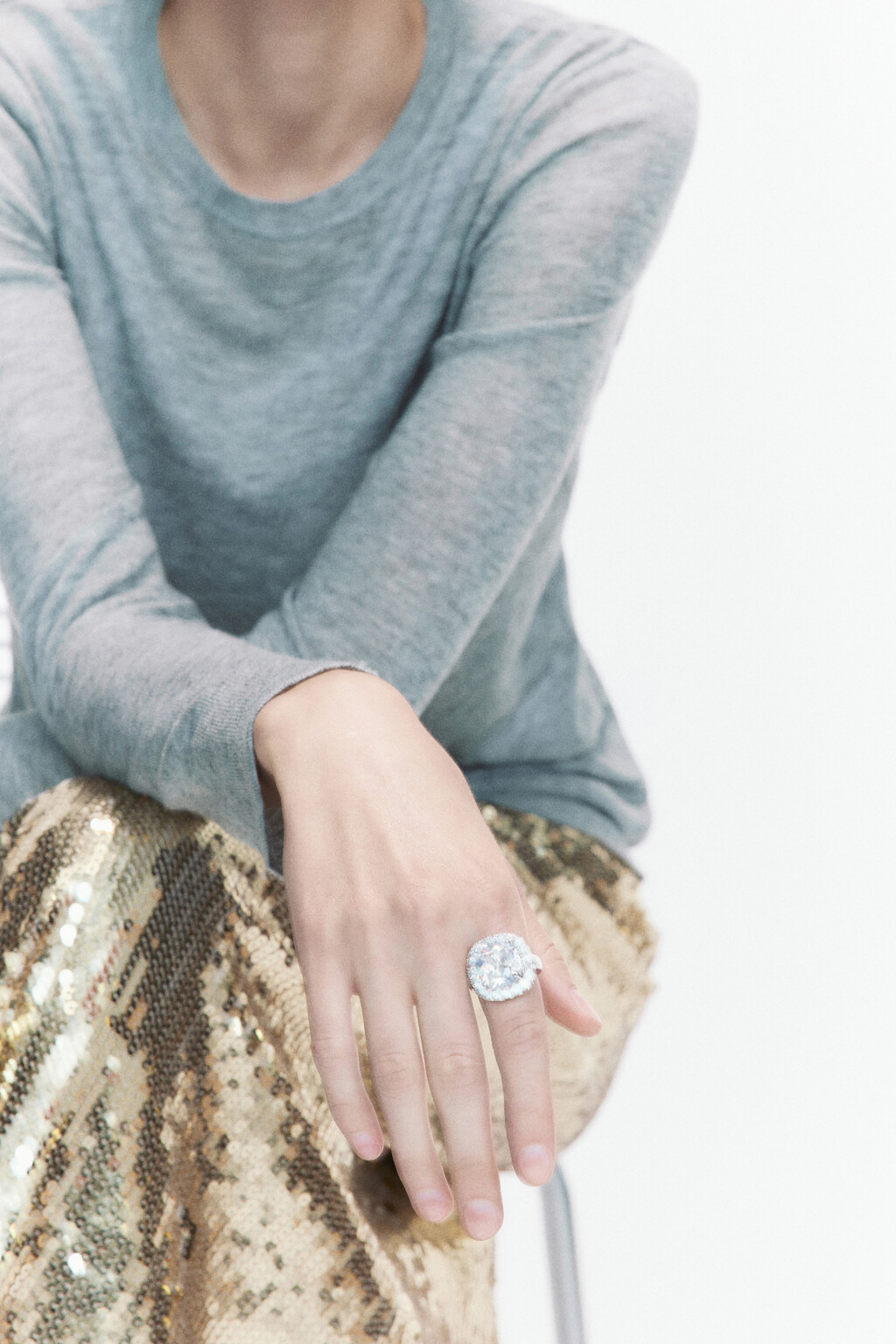 Кольцо с массивным кристаллом - цвет серый - 1