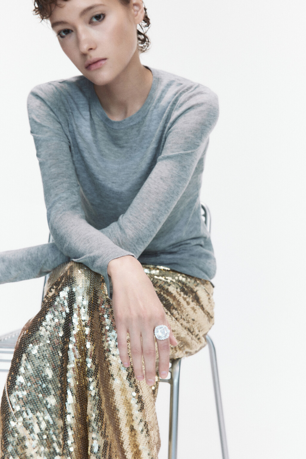 Кольцо с массивным кристаллом - цвет серый - 2