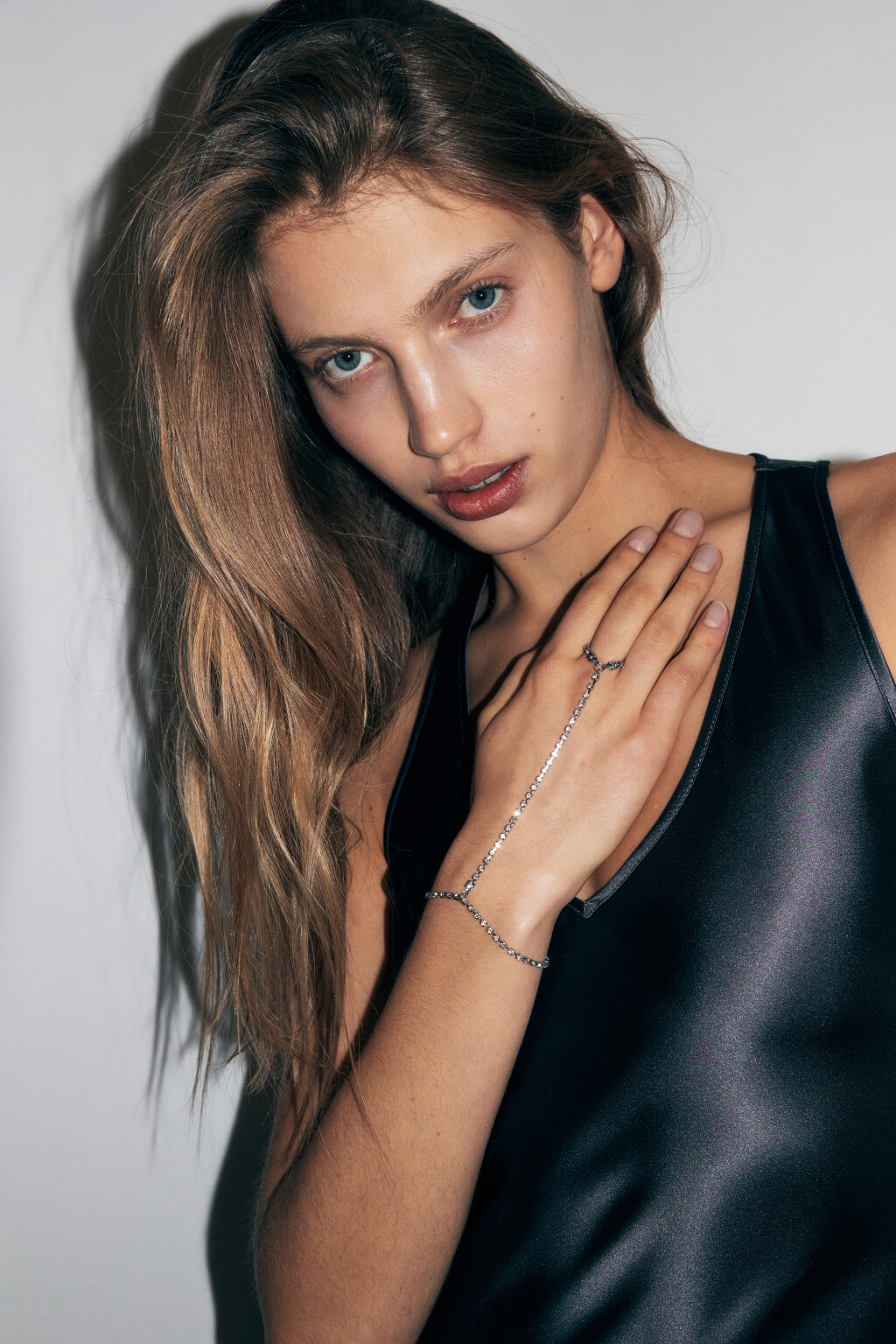 Браслет слейв серебристый со стразами - цвет серый - 2