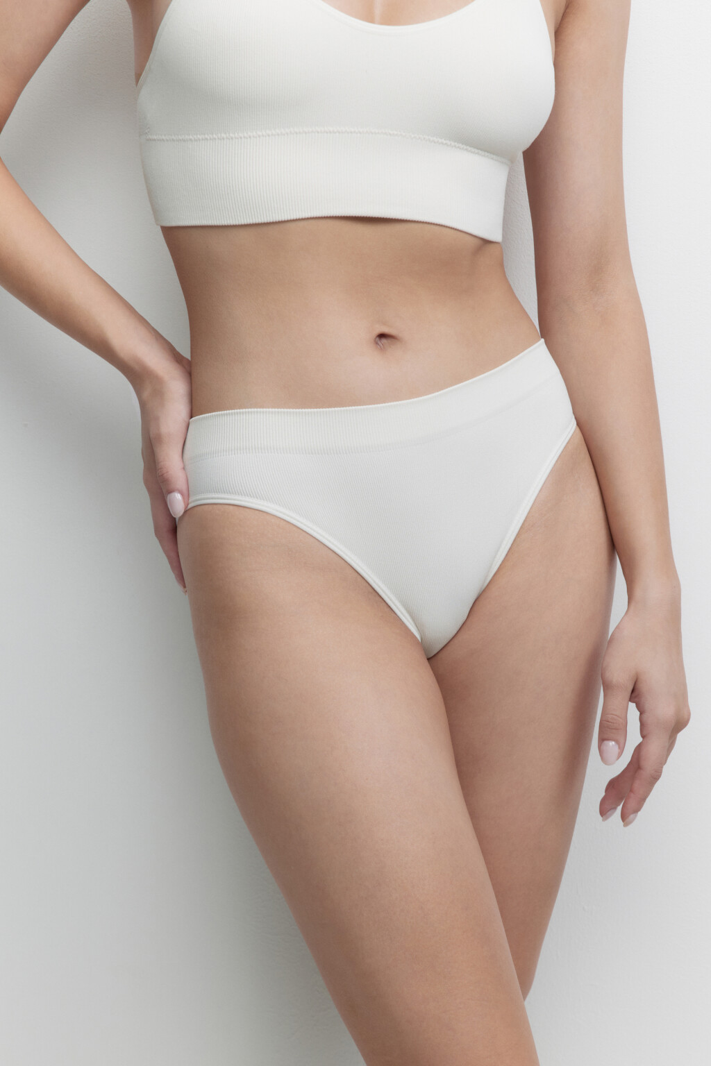 Трусики-слипы бесшовные в рубчик со средней посадкой - цвет белый - 1